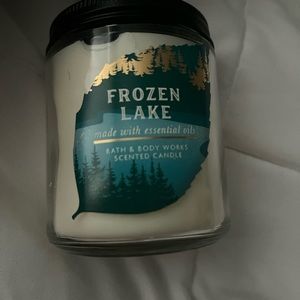 Frozen lake single wick candle